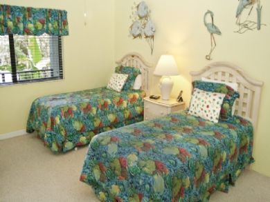 Guest bedroom with twin beds